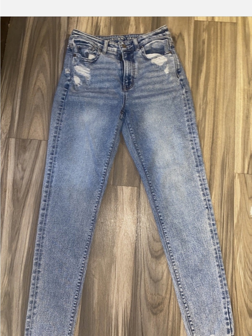 American Eagle Women’s light wash mom Jean